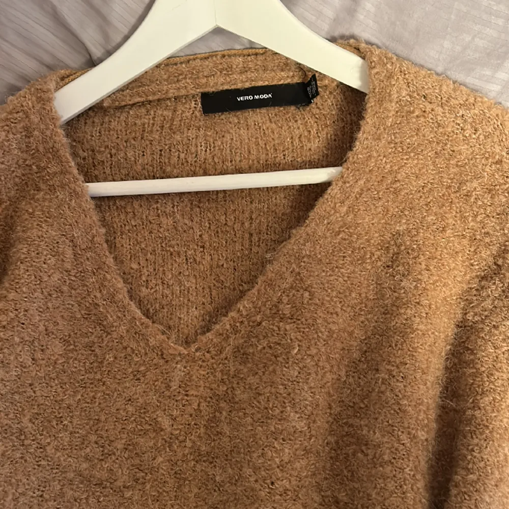 En jätte mysig Stickad tröja ifrån vero moda. Den är i storlek xs men den är lite oversized så den passar S och M. Tröjor & Koftor.