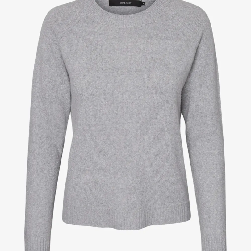 Säljer en grå stickad tröja från Vero Moda strl L men verkar som S/M, bild på person kan visas om man vill se💞Säljer för 80kr! 💞💞. Stickat.