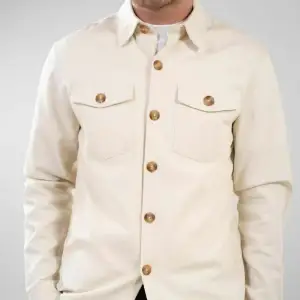Snygg skjorta som man kan använda som jacka eller mer casually som skjorta Storlek: M Bruna knappar