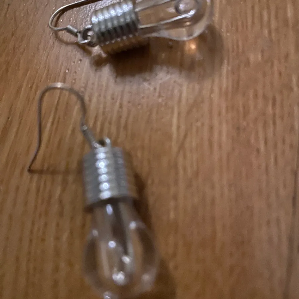 Örhängen med små glödlampor 💗 (dessa lyser inte) super söta har aldrig använts och fin kvalite! Kan diskutera priset 💗. Accessoarer.