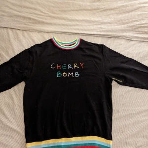 Tyler, the creator Cherry bomb crewneck - Inköpt från golfwang när han släppte cherrybomb