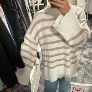 Vit/beige randig tröja - Aldrig använd, så fin!!