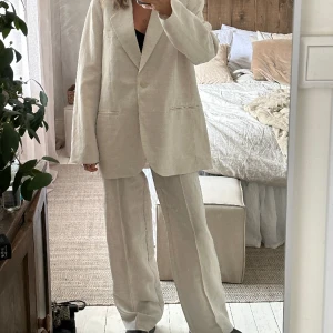 Kostym i linne - Offwhite/beige kostym i linne. Använd 1gång