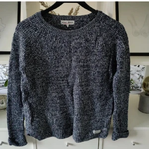 Stickad tröja - Marinblå skön stickad tröja. Storlek XS men den sitter "normalt" på mig som vanligtvis har S. Kan säkert passa någon med M också. 