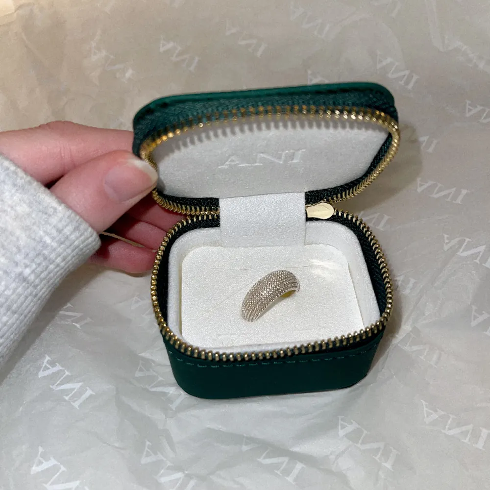 Säljer en jättefin silver ring från Bianca Ingrossos och Lovisa Worges märke Ani. Ringen är i storlek 17 och säljs tyvärr inte längre. Ani asken ingår!❤️. Accessoarer.