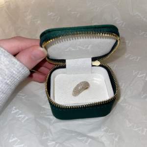 Säljer en jättefin silver ring från Bianca Ingrossos och Lovisa Worges märke Ani. Ringen är i storlek 17 och säljs tyvärr inte längre. Ani asken ingår!❤️