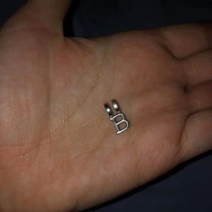 Berlock B - Söt berlock. Okänt material. 