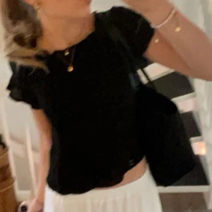 Söt topp - Söt svart blus, i barnstolen men passar xs/s💗