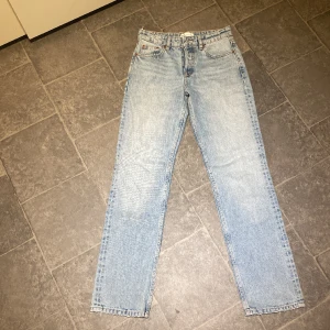 Zara jeans - Säljer dessa zara jeansen då dom inte kommer till användning. Endast använda 1 gång. Finns inga tecken på användning så i nyskick. Hör av er vid fler frågor. Priset kan även diskuteras💗
