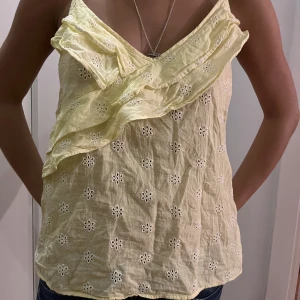 H&M topp  - Fin gul H&m topp i jättebra skick. Storlek 38. Säljer för 60 kronor. 💞💞