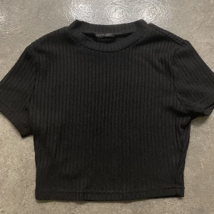 Kort t-shirt - En cropped t-shirt från shein, har blivit för liten på mig så säljer nu. Använd ett fåtal gånger och är i bra skick. Hör gärna av dig innan köp 💕