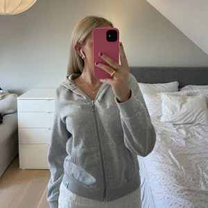 Zip hoddie  - Basic zip hoddie i ljusgrå färg! 💕💕