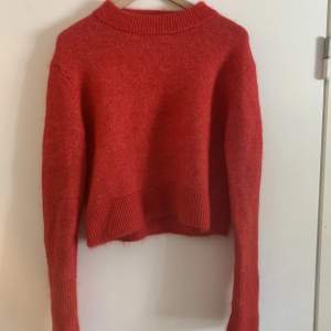 Stickad röd tröja från h&m premium, med extra långa ärmar