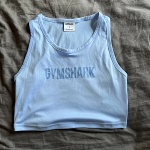 Träningslinne från gymshark  - Snyggt croppat träningslinne från gymshark i storlek S. Använt ett fåtal gånger så i mycket bra skick. 