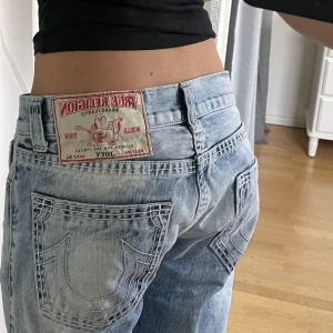 true religion - använd köp nu! midja:80 innerben:82 ytterben:105💋 assnygg wash!!!! obs inte originalknapp 