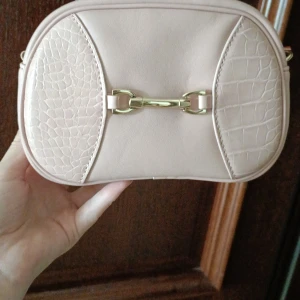 Rosa väska  - Råda,fin,liten väska funkar som nesesär för 40 kronor 