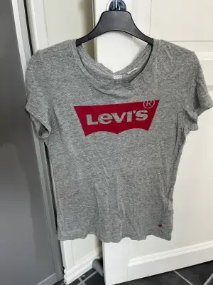 Grå levi’s t-shirt i storlek XS. Fint skick! 30kr plus frakt.  Har mycket fler plagg tillsalu! 