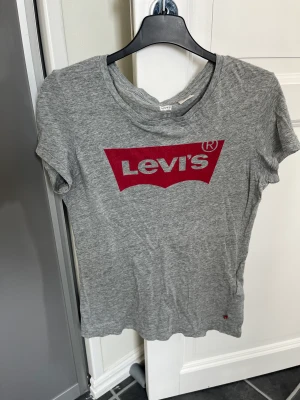 Levi’s tröja  - Grå levi’s t-shirt i storlek XS. Fint skick! 30kr plus frakt.  Har mycket fler plagg tillsalu! 