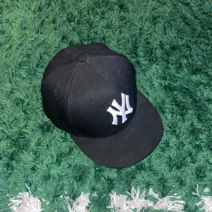 NY fitted keps - NY fitted keps ej använd på ett tag behöver mer hyllplats Condition: 8.5/10