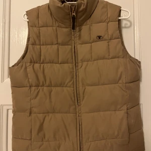 Tom Tailor väst  - Väst från tom Tailor  Obs: finns en lös tråd på framsidan i övrigt inget att anmärka på  Storlek 36 men sitter mer som en 34 :) 