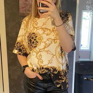 Mönstrad blus - Mönstrad blus som är så skön och tunn i materialet. 😍Lik satin. Uppvikta ärmar (fastsydda). Storlek framkommer ej men den jag skulle säga att den passar allt från en M-XL. Fråga om ni vill ha mått! Säljer pga att den ej kommer till användning. 