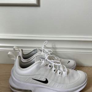 Vita sneakers från Nike. Använda en gång endast. 