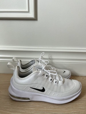 Nike skor Dam - Vita sneakers från Nike. Använda en gång endast. 