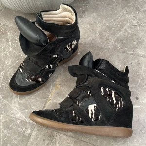 Isabel marant  - Snyggaste marantsen, lite slitna på insidan men inget som stör.💕passar 38