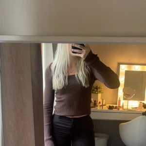 Brun topp  - En brun ”stickad” topp från BikBok i storlek S🤎