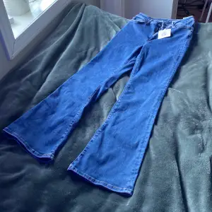 Mörkblåa flared jeans från bikbok. Beställde fel storlek och gick inte att skicka tillbaka, helt oanvända. Kostade 600kr när jag beställde dem.