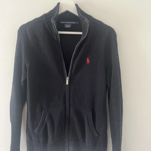Polo Ralph lauren zip up sweater - Ralp lauren zip up i bra skick! Ser inte alls lika tvättad ut i verkligheten. Står M i storleken men passar en S mer för den är tight. 