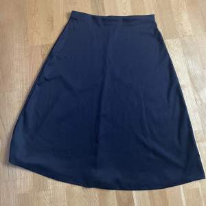 En mellan lång svart kjol från lager 157 i storlek M/L