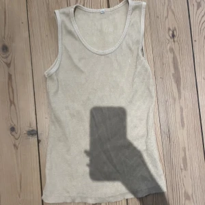 Ribbad topp - En fin ribbad top i beige!