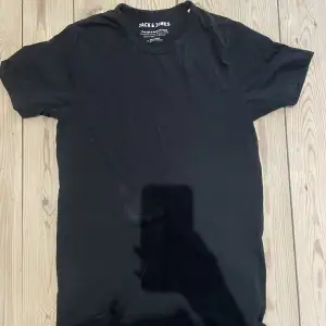 En vanlig svart T-shirt knappt använd 