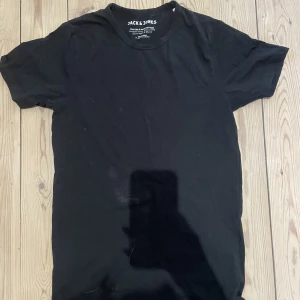 Basic svart t-shirt - En vanlig svart T-shirt knappt använd 