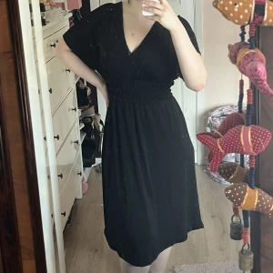 Klänning från zara  - Prislapp kvar, aldrig använd 