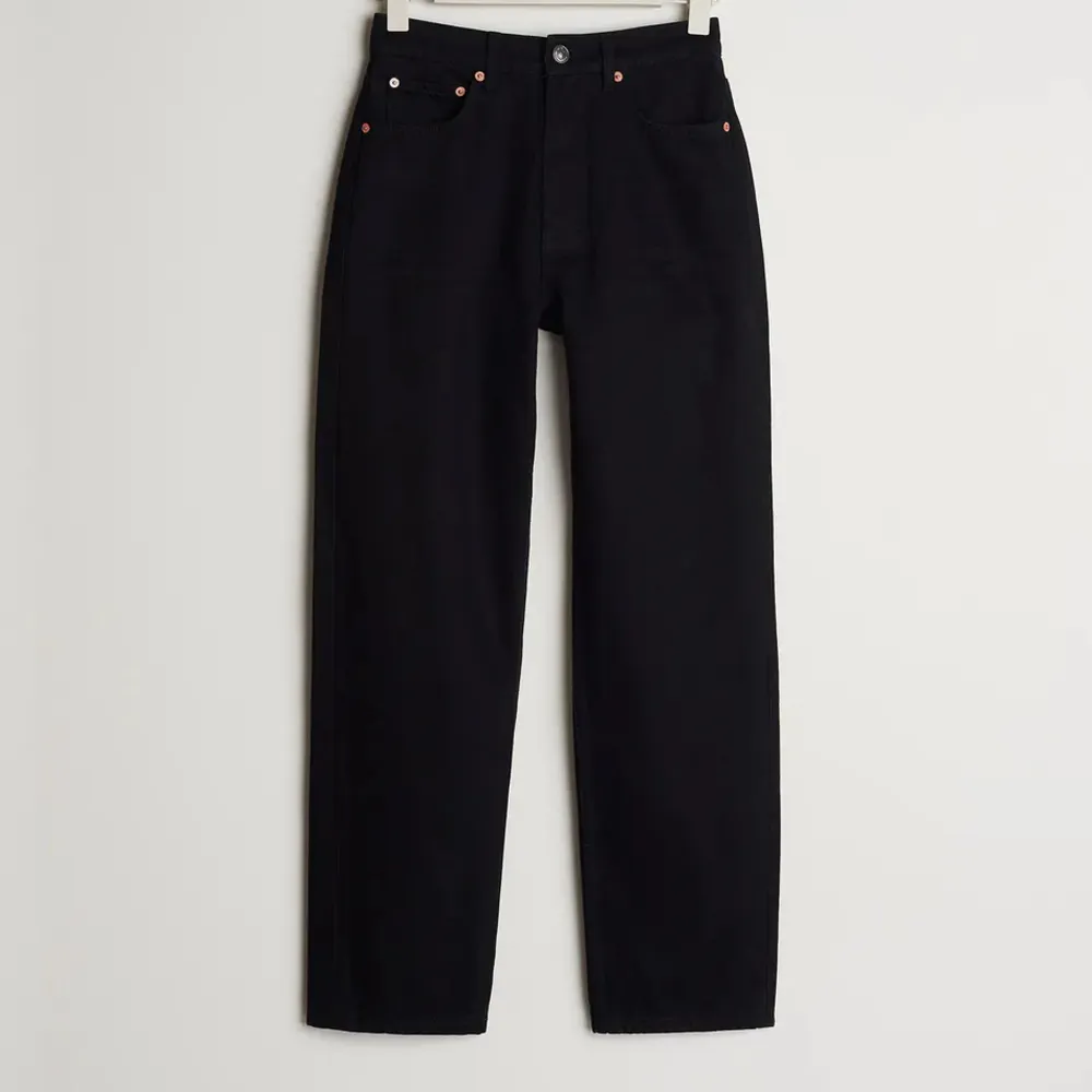 Ett par svarta 90s petite high waist jeans som har blivit lite blekta i tvätt Orginal pris 599kr. Jeans & Byxor.