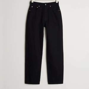 Ett par svarta 90s petite high waist jeans som har blivit lite blekta i tvätt Orginal pris 599kr