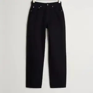 Ett par svarta 90s petite high waist jeans som har blivit lite blekta i tvätt Orginal pris 599kr