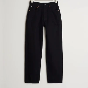 90s petite high waist jeans - Ett par svarta 90s petite high waist jeans som har blivit lite blekta i tvätt Orginal pris 599kr