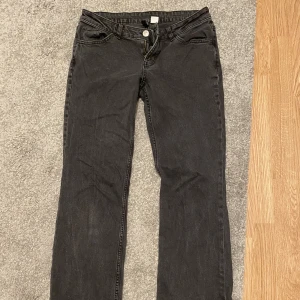 Low waist jeans  - Jätte fint skick inga defekter, Sparsamt använda, inga fläckar. Köpare står för frakten💕 Frågor? Skicka i chatten här i Plicka appen💕💕köpte dom för 250