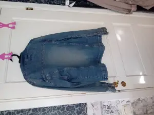 Säljer denna fina jeans jacka . Den har bara hängt i garderoben och är knappt använd . 
