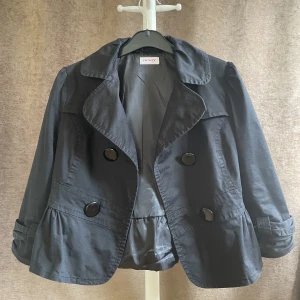 Trekvartsärmad jacka - Säljer denna skitsnygga jacka, perfekt nu till hösten!! Köpt second hand men har själv aldrig använt den. Skriv gärna om ni undrar något!!💘💘