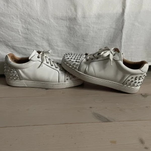 Christian louboutin - Säljer ett par Loubs i storlek 42. Fint skick men väster sko saknar tyvärr en nit. Inget og, hör av er vid funderingar