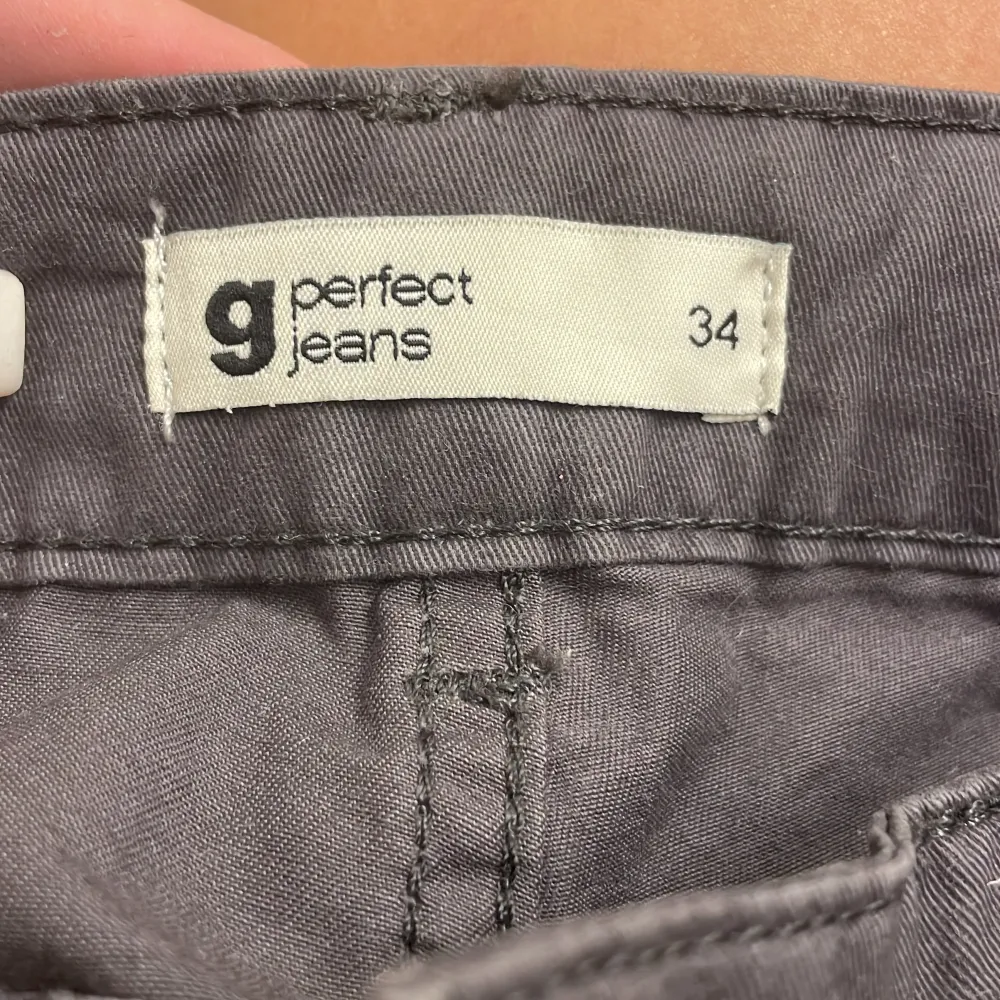 Ett par low waist cargos från Gina Tricot  Orginal pris 499kr. Jeans & Byxor.