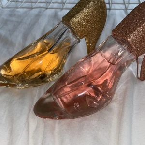 Två Flirella stilette parfym. Båda för 80! Nästan aldrig använd - Pink sparkle och gold sparkle parfym. Säljer eftersom lukten är för stark för mig som e allergisk. Rosa- luktar körsbär,blomma och typ fräscht  Gold- luktar typ fräscht caprisun och rikt