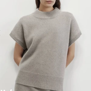 Soft goat  - Säljer denna supersnygga soft goat tröja i 100% Kashmir. Köpt för ett halvår sedan men knappt använd därav väldigt fint skick. Inga synliga defekter🩷nypris 3195 kr 