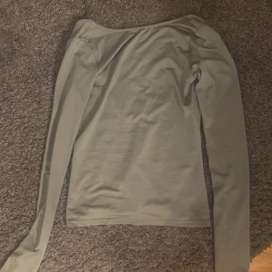 grön tröja från weekday!💓 - säljer nu denna långärmade gröna tröjan med öppen rygg ifrån weekday eftersom den inte har kommit till användning! 💓