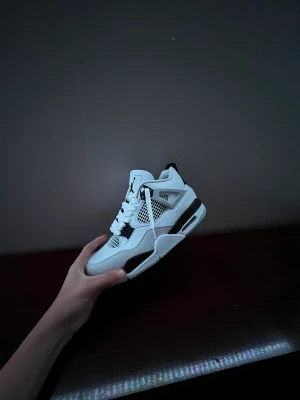 Jordan 4 Military black 🤍🖤 - Sprillans nya jordan 4 military black i storlek 42.