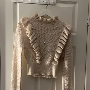 Zara tröja  - Hej, säljer denna topp ifrån Zara då jag inte använder den längre. Köptes i april. Köparen står för frakten, Swish!💕